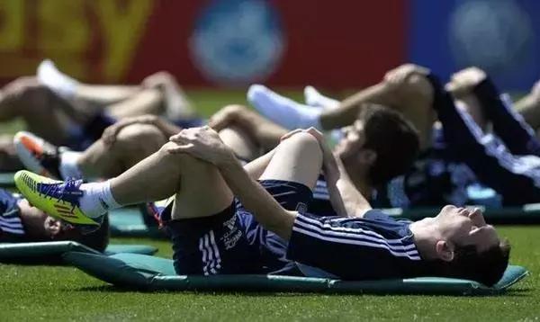 踢球如何养成假动作的习惯,踢球如何养成提前观察的习惯