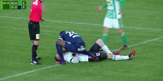 足球倒地急救,足球比赛昏厥怎么处理