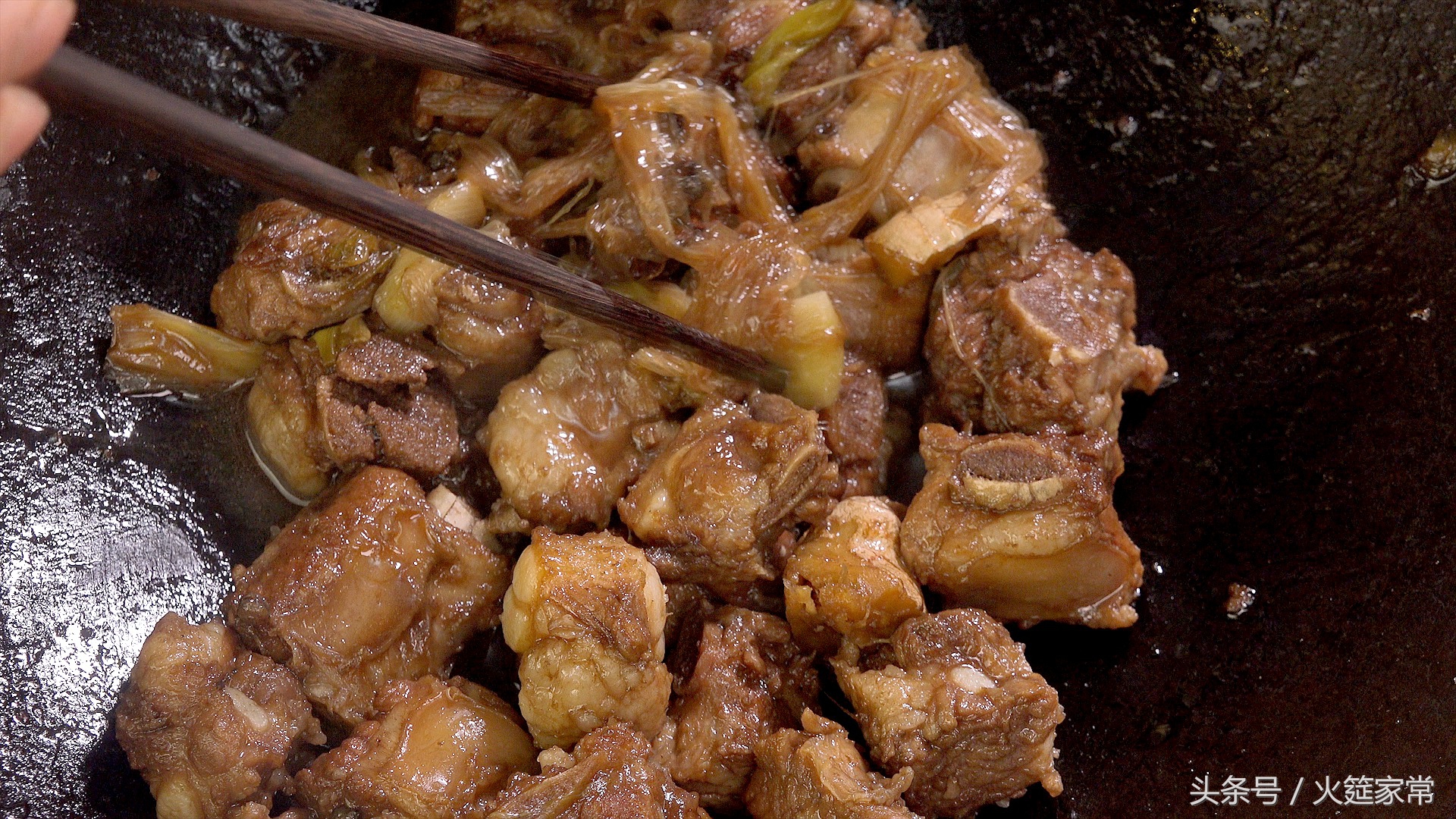 这样烧排骨,好吃的同时彻底解决糊锅的问题