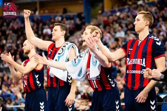 伊比利亚轶事丨足球赛场惊现篮球球衣，是友谊的象征还是？