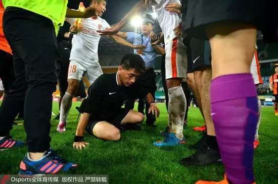 中超骂裁判名场面,裁判一脸懵逼视频