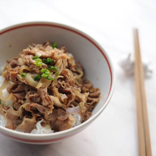 用牛肉做日式饭,做牛肉饭的方法维吾尔语版的