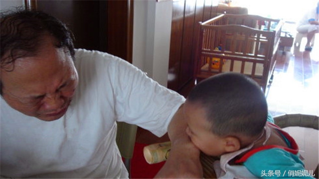 孩子外面总是打人推人咬人怎么办,一岁孩子打人咬人的正确引导