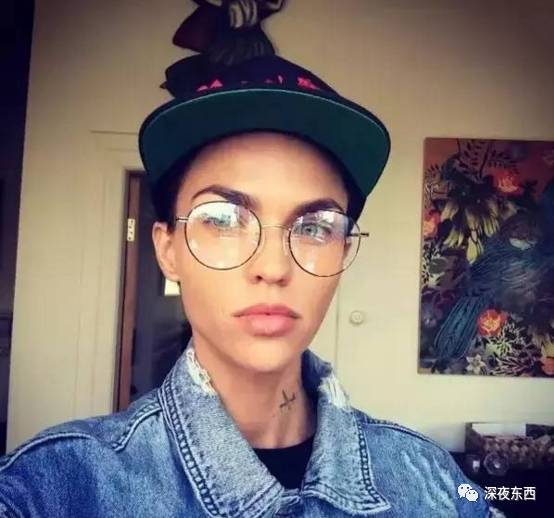 深夜东西｜在男女神之间切换自如的酷女孩，把多少姑娘都掰弯了……