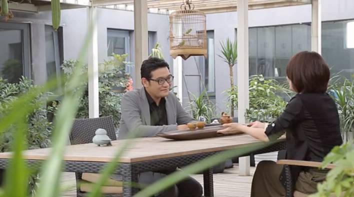 这个假老板要把公司搬到西海边，盖个全球最大的设计公司，陪员工逗鸟逗猫逗狗……