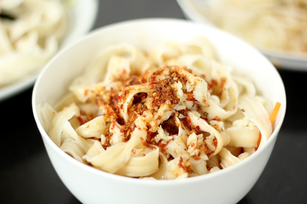 油泼面的做法简单又方便,油泼面的家常做法视频教程