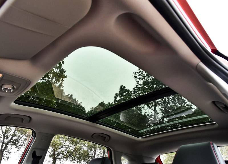 名爵zs自动泊车,能自动驾驶还能放无人机的汽车