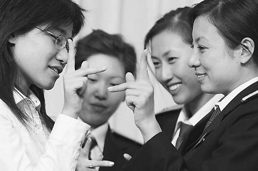 别练手语了，带上“手套”就能说话