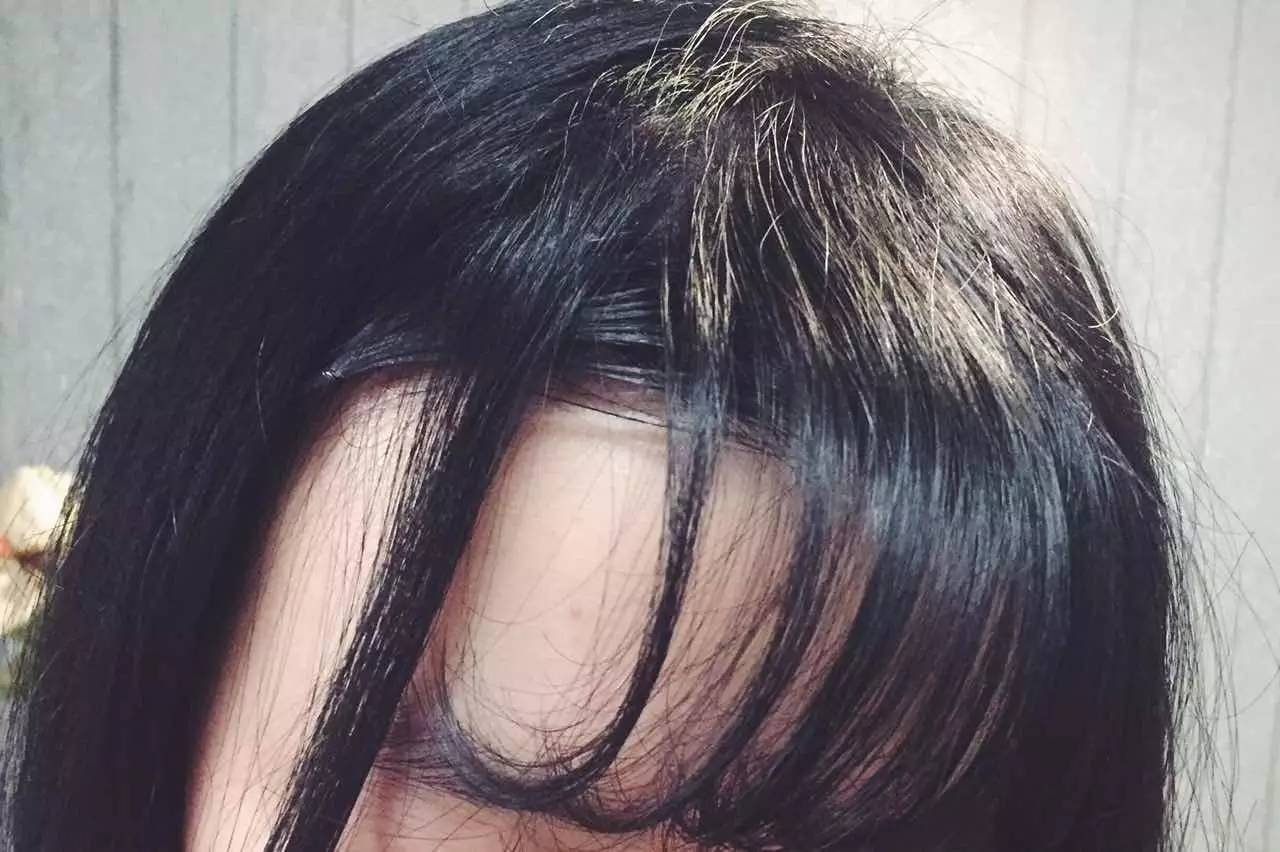 如何把厚刘海变薄,刘海太厚了怎么变薄呢