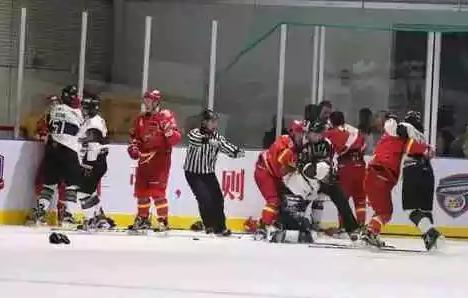 刚刚中国小将在球场上把韩国人打了裁判的判罚让人大跌眼镜