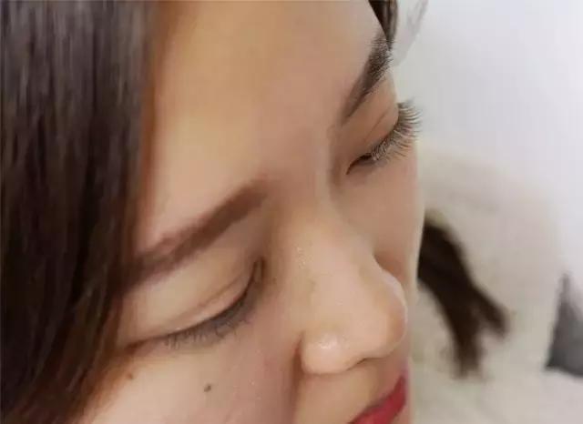 怎么样贴假睫毛才是正确的,贴假睫毛原来如此简单