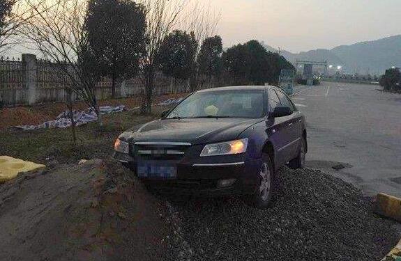 汽车熄火后，为什么刹车踏板踩不动了？下坡路段熄火有多危险？