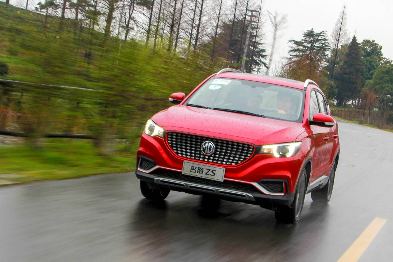 名爵zs自动泊车,能自动驾驶还能放无人机的汽车