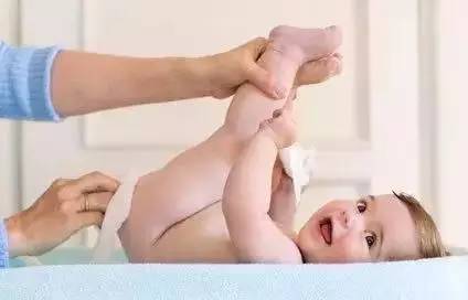 新手爸妈给宝宝换尿布,新手爸妈帮宝宝洗澡