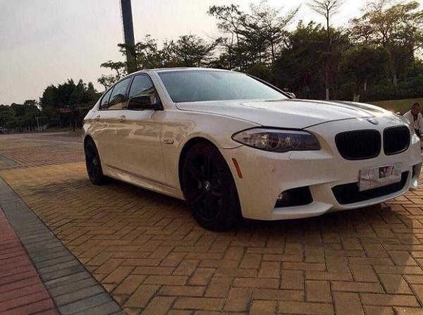 背景神秘的她出道从不拍吻戏,私底下十分富有,座驾却无比低调