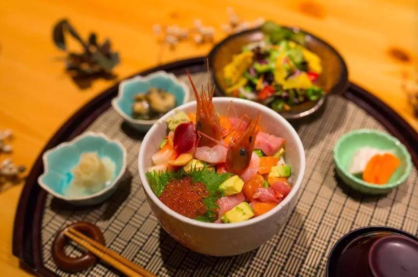 玉皇山下这家花园餐厅歧视单身狗!这么大的鱼头叫我怎么吃