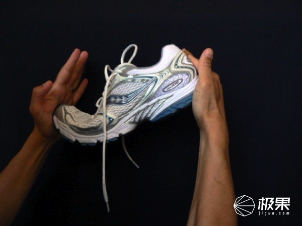 你从不注意的鞋底花纹,却成了乔丹科比封神的“秘密”