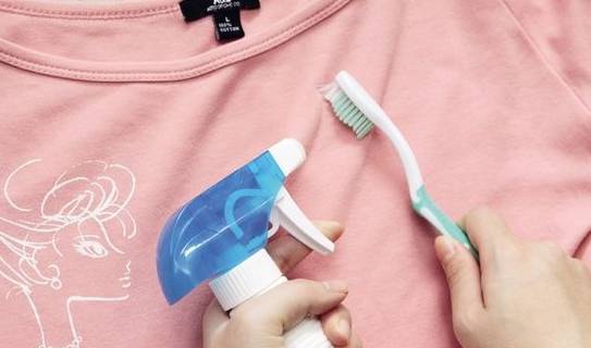 白色衣服的顽固发霉污渍如何清除,衣服发霉异味怎么清洗方法最简单