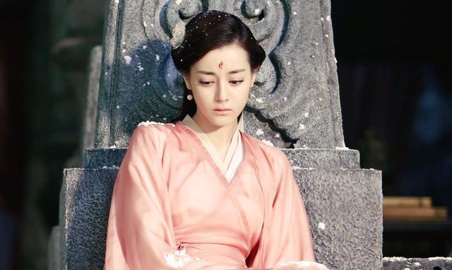 古力娜扎和迪丽热巴都是新疆人吗,迪丽热巴与古力娜扎你更喜欢谁