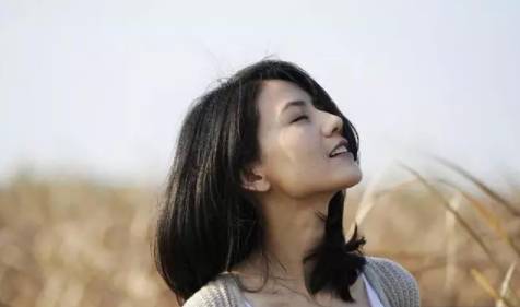 大方脸大饼脸发型,适合脸大且不对称脸型的发型