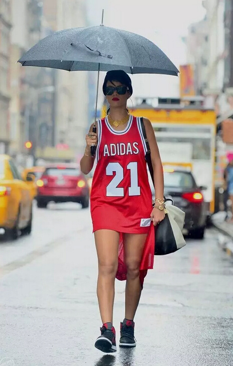 当女球迷穿球衣的时候,她们在穿什么?