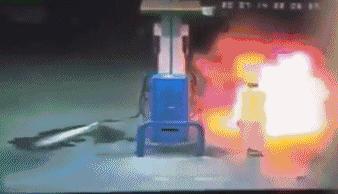 对面翻车了，但我好像还很安全