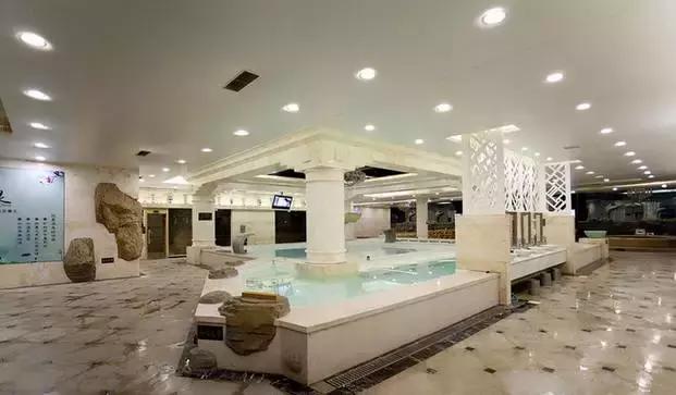 一起泡个温泉,温泉泡池冬天来一场暖暖温泉旅行