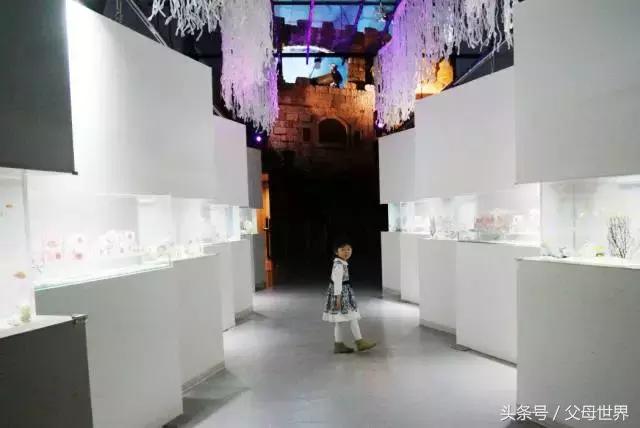 一个从来没用过童车的爸爸抱着孩子去日本水族馆吓人了!