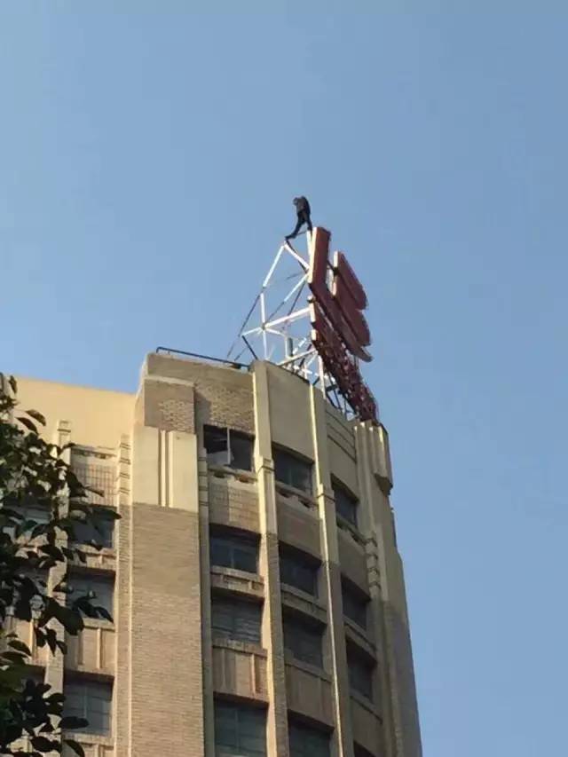 上海男子和妹妹说：给爸妈送终的事就交给你了！半个月有人在一条河里发现了他！