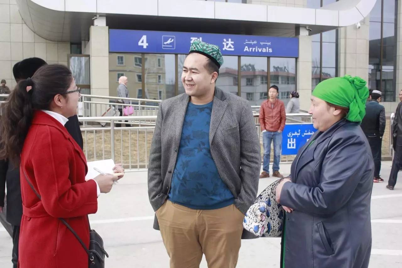 几百村民像过节一般站在村口，原来是为迎接他……