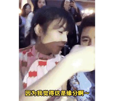 杨幂在泳池边吃苹果,在游泳馆里偶遇杨幂