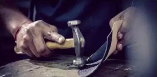 英国女王背双肩包,英国女王的爱马仕包包