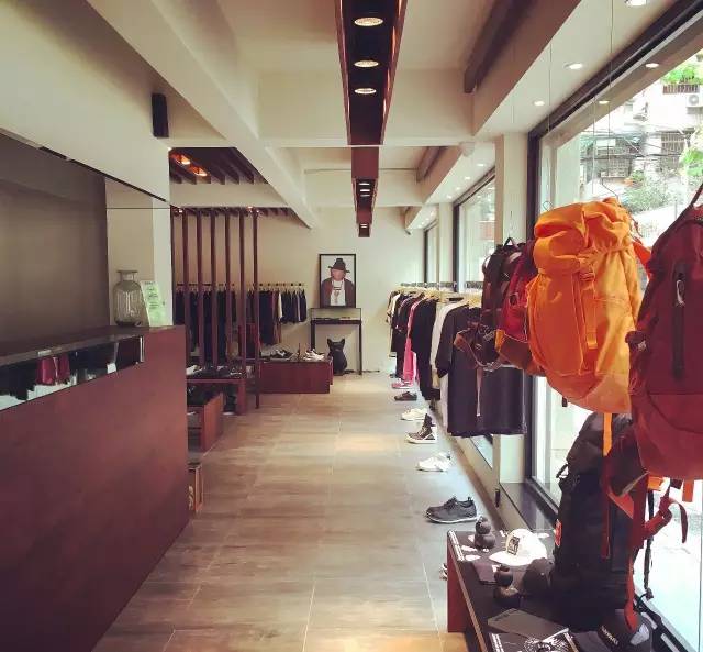 娼潵娼叮鏈嶉グ,娼潵娼叮绮惧搧绔ヨ姗辩獥