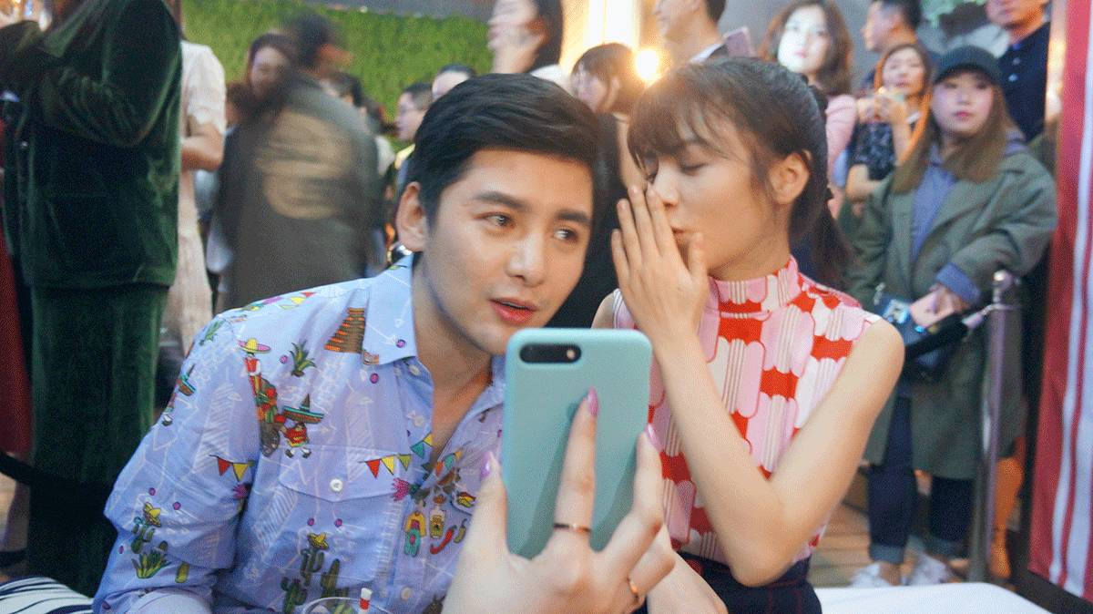 杨幂在泳池边吃苹果,在游泳馆里偶遇杨幂