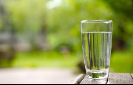 喝了酒吐了后肚子不舒服怎么办,喝了酒胃不舒服吐口水