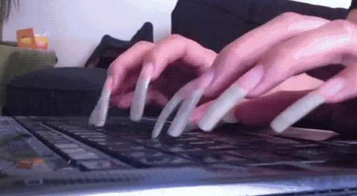 右手拇指指甲处断了一截,中指指甲突然断了意味着什么