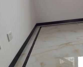 客厅浅色地砖踢脚线,现在装修流行地砖踢脚线