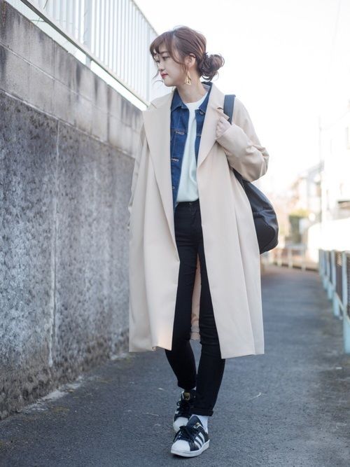 短牛仔外套如何搭配显瘦 (牛仔外套短怎么搭配好看)