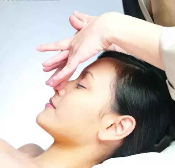 养肺经常拍打两个地方肺好,肺不好有什么症状该如何养肺