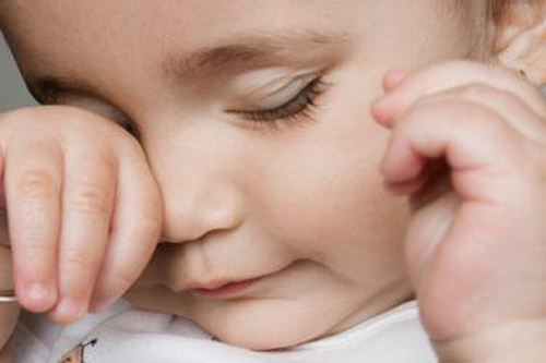 宝宝眼睛老是红血丝怎么回事,宝宝眼睛总是红流泪怎么回事