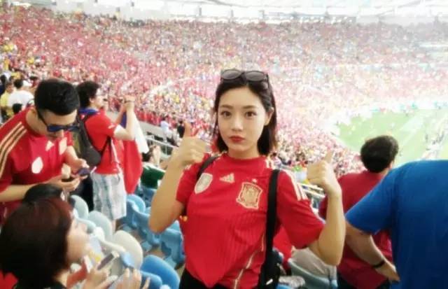 足球女球迷穿各种球衣,女球迷穿什么