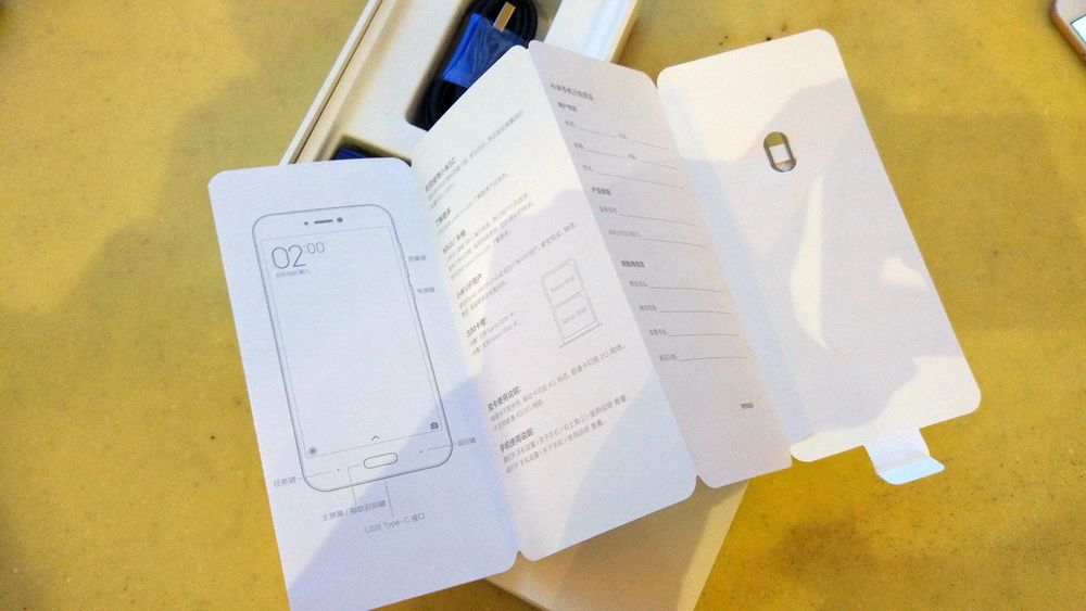 这是一部真小米手机，又轻又薄的小米手机5c