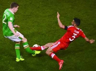 又见断腿！英式足球和中国功夫谁更厉害？