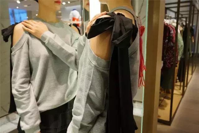 不敢去大牌店试衣服的年轻姑娘，可能永远不知道自己有多美