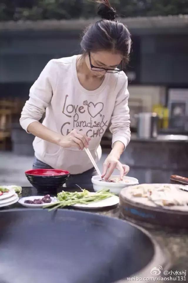 她是“成都第一私房菜美女老板”，与李易峰合作，和方大同录节目