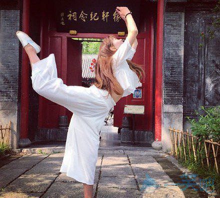 兄弟你穿衣服倒是长点心，这到底是几个意思