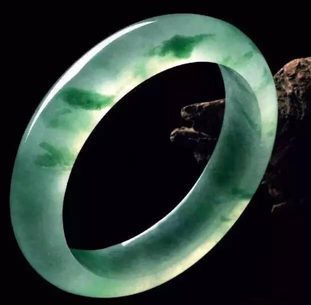 翡翠玉镯如何选购好看,如何挑选翡翠玉镯的好坏