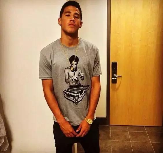 新秀布克格林共同穿过的鞋,布克70分球鞋