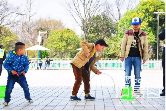 我后来有更多更好的玩具，但再也没有那样的快乐