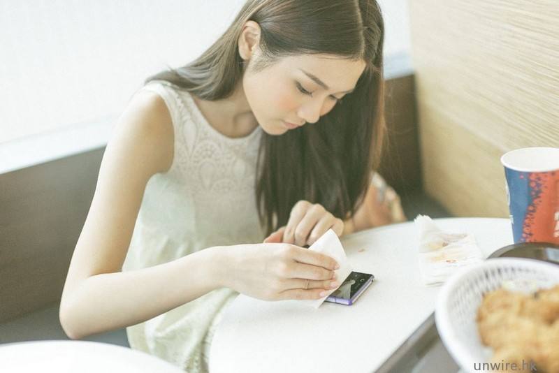 10元钢化膜竟能秒杀200元的？美女记者教你一招识别好坏！